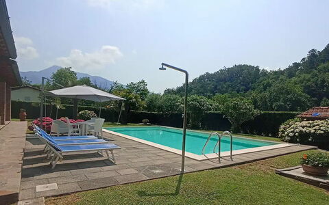 Villa Carducci: Ciel, L'Eau, Plante, Propriété, Nuage, Piscine, Ombre, Mobilier De Jardin, Arbre, Rectangle