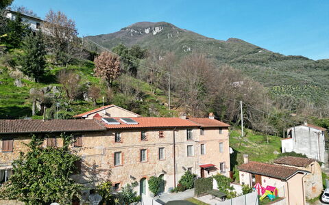 Casa Montebello: Ciel, Propriété, Plante, Montagne, Bâtiment, Arbre, Maison, Quartier, Design Urbain, Zone Résidentielle
