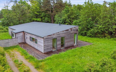 Zezilie - 500M from the Sea: Toit, Maison, Domicile, Chalet, Porte, Siding, Plate-Forme, Porche, Planche, Dur