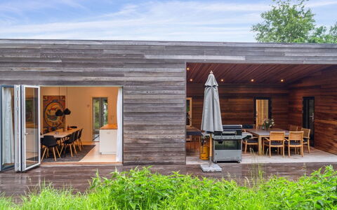 Zezilie - 500M from the Sea: Toit, Maison, Domicile, Chalet, Porte, Siding, Plate-Forme, Porche, Planche, Dur