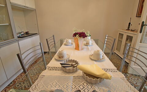 Casa Leonardo: Vaisselle, Propriété, Meubles, Table, Vaisselle, Bâtiment, Design Intérieur, Éclairage, Nappe De Table, Bois