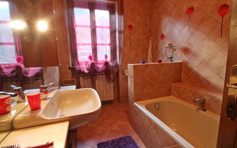 Villa La Rocca: Baignoire, Robinet, Luminaire Plomberie, Propriété, Évier, Lavabo, Vaisselle, Violet, Salle De Bains, Design Intérieur