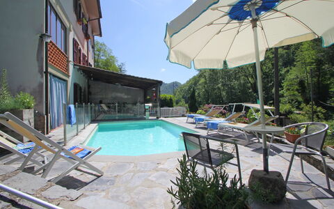 Villa La Rocca: Plante, L'Eau, Propriété, Ciel, Piscine, Bâtiment, Parapluie, Ombre, Mobilier De Jardin, Balancelle