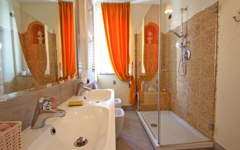 Appartamento Mare Azzurro: Luminaire Plomberie, Miroir, Propriété, Robinet, Évier, Baignoire, Bois, Salle De Bains, Bâtiment, Design Intérieur