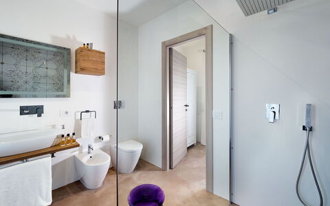 Villa Pachino: Miroir, Bâtiment, Évier, Luminaire Plomberie, Robinet, Salle De Bains, Bois, Sol, Sol
