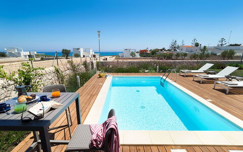 Villa Pachino: Ciel, L'Eau, Propriété, Plante, Meubles, Table, Bâtiment, Piscine, Bleu Azur, Chaise