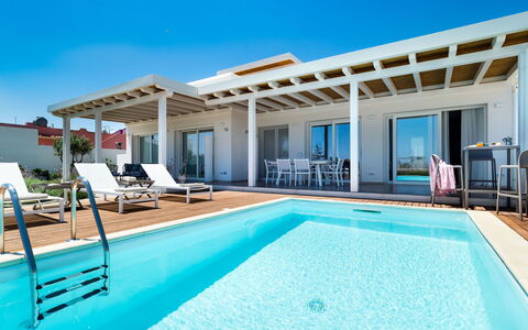 Villa Pachino: L'Eau, Ciel, Propriété, Lumière, Piscine, Bleu Azur, Ombre, Chaise, Balancelle, Mobilier De Jardin