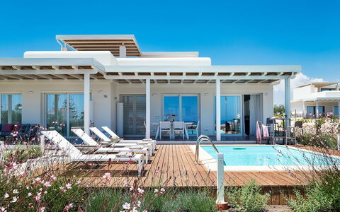 Villa Pachino: Plante, Ciel, Bâtiment, Bleu Azur, Ombre, Piscine, L'Eau, Chaise, Maison, Zone Résidentielle