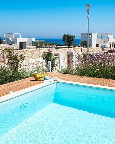 Villa Pachino: L'Eau, Ciel, Bâtiment, Propriété, Plante, Bleu, Piscine, Lumière, Bleu Azur, Rectangle