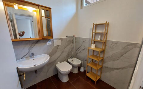 Casa La Pineta: Miroir, Robinet, Évier, Propriété, Luminaire Plomberie, Lavabo, Salle De Bains, Bois, Design Intérieur, Fenêtre