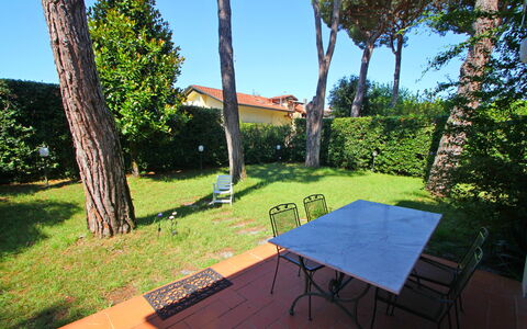 Casa La Pineta: Plante, Propriété, Bâtiment, Ciel, Arbre, Ombre, Table, Mobilier De Jardin, Herbe, Maison