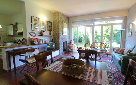 Casa La Pineta: Meubles, Table, Propriété, Canapé, Cadre, Chaise, Bois, Design Intérieur, Sol, Mur