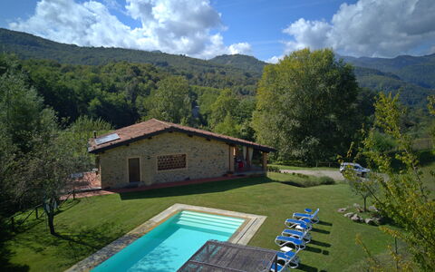 Casetta Verde: Nuage, Plante, Ciel, Propriété, L'Eau, Bâtiment, Bleu Azur, Montagne, Arbre, Piscine