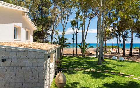 Villa Plemmirio: Plante, Ciel, Bâtiment, Fenêtre, L'Eau, Arbre, Lot Terre, Nuage, Herbe, Bois