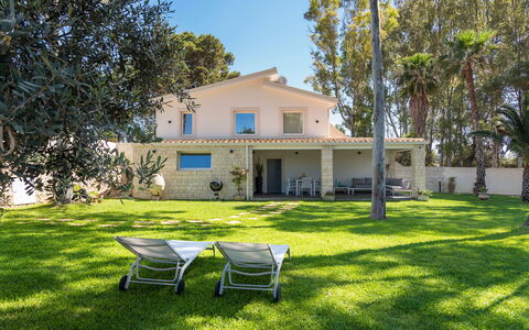 Villa Plemmirio: Plante, Propriété, Bâtiment, Fenêtre, Ciel, Arbre, La Nature, Ombre, Architecture, Lot Terre