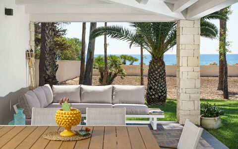 Villa Plemmirio: Plante, Propriété, Meubles, Canapé, Ombre, Design Intérieur, Table, Arbre, Mobilier De Jardin, Canapé-Lit