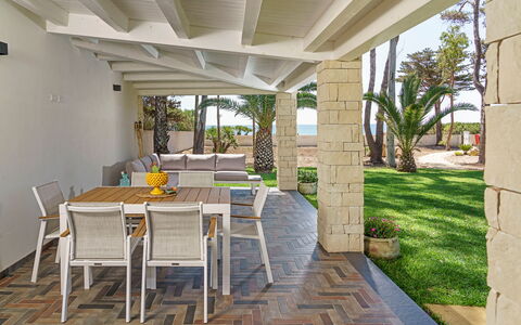 Villa Plemmirio: Meubles, Table, Plante, Chaise, Bois, Design Intérieur, Ombre, Arbre, Plante D'Appartement, Sol