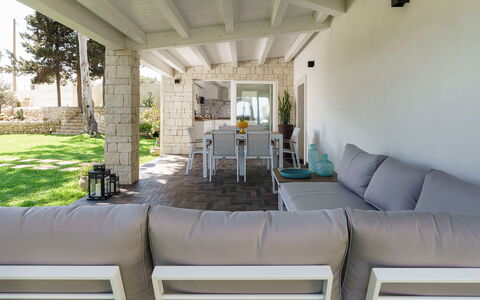 Villa Plemmirio: Plante, Canapé, Propriété, Meubles, Table, Design Intérieur, Ombre, Bâtiment, Confort, Canapé-Lit