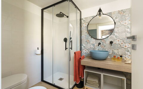 Villa Plemmirio: Salle De Bains, Luminaire Plomberie, Design Intérieur, Sol, Sol, Toilette, Plomberie, Siège De Toilette, Miroir, Tuile