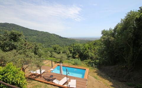 Villa Di Confine: Nuage, Ciel, L'Eau, Plante, Communauté Des Plantes, Paysage Naturel, Arbre, Végétation, Piscine, Paysage