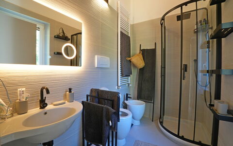 Villa Di Confine: Miroir, Luminaire Plomberie, Bâtiment, Robinet, Évier, Propriété, Salle De Bains, Lavabo, Design Intérieur, Éclairage