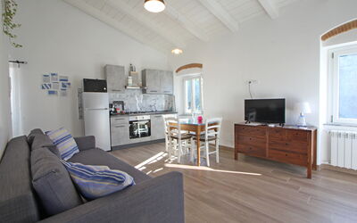 Casa La Ripa: Meubles, Fenêtre, Table, Canapé, Cabinetry, Éclairage, Bâtiment, Design Intérieur, Bois, Sol