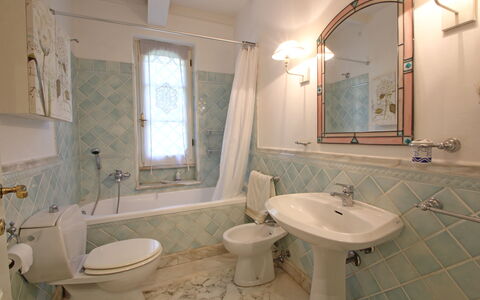 Villa Le Macchie: Miroir, Robinet, Luminaire Plomberie, Évier, Lavabo, Propriété, Salle De Bains, Violet, Design Intérieur, Architecture