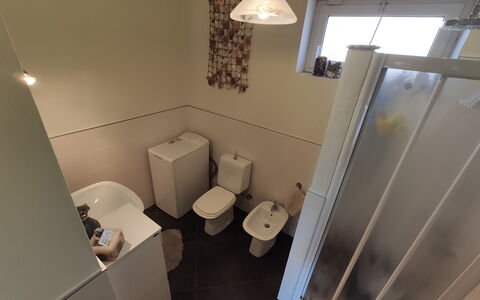 Panorama: Fenêtre, Design Intérieur, Luminaire Plomberie, Sol, Sol, Bâtiment, Maison, Toilette, Lavabo