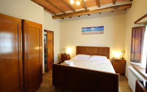 Apuane Retreat: Propriété, Meubles, Bois, Confort, Design Intérieur, Bâtiment, Lit, Sol, Immobilier