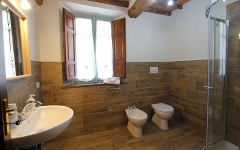 Apuane Retreat: Luminaire Plomberie, Évier, Propriété, Robinet, Salle De Bains, Bois, Fenêtre, Design Intérieur, Lavabo