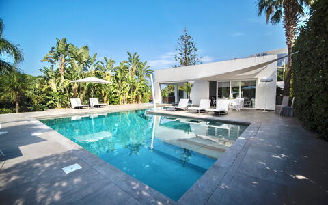 Terrasini Luxury Villa: L'Eau, Ciel, Propriété, Plante, Piscine, Bleu Azur, Bâtiment, Arbre, Nuage, Maison