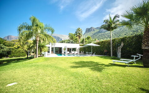 Terrasini Luxury Villa: Plante, Ciel, Nuage, Vert, Arbre, Bâtiment, Paysage Naturel, Arecales, Lot Terre, Ombre