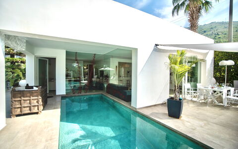Terrasini Luxury Villa: L'Eau, Meubles, Propriété, Plante, Piscine, Ciel, Bleu Azur, Chaise, Fenêtre, Pot De Fleur