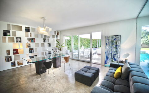 Terrasini Luxury Villa: Meubles, Design Intérieur, Éclairage, Salon, Sol, Sol, Bâtiment, Table, Cadre, Canapé