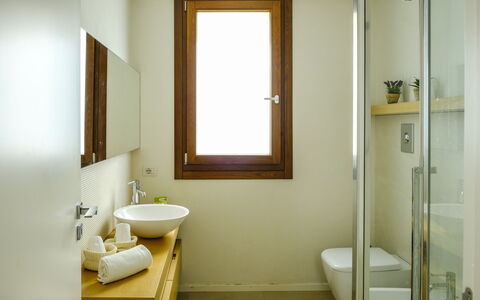 Villa Terrenove: Robinet, Luminaire Plomberie, Propriété, Lavabo, Évier, Miroir, Salle De Bains, Violet, Design Intérieur