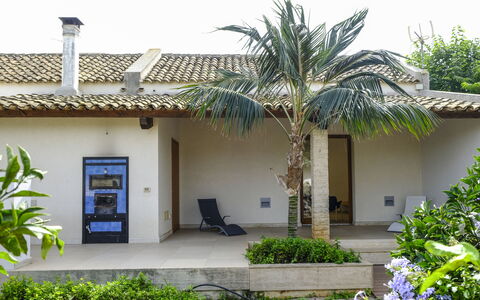 Villa Terrenove: Plante, Propriété, Bâtiment, Ciel, Bleu Azur, Botanique, Fenêtre, Arbre, Lot Terre, Végétation