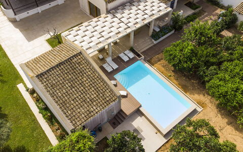 Villa Terrenove: Plante, Propriété, Bâtiment, Fenêtre, L'Eau, Piscine, Ombre, Rectangle, Design Urbain, Architecture
