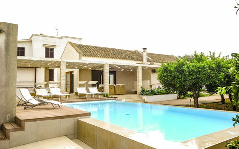 Villa Terrenove: L'Eau, Propriété, Plante, Piscine, Bâtiment, Bleu Azur, Fenêtre, Ombre, Arbre, Ciel