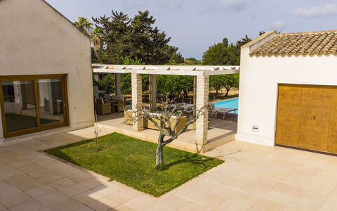 Villa Terrenove: Ciel, Plante, Bâtiment, Arbre, Ombre, Lot Terre, Design Intérieur, Surface De La Route, Herbe, Design Urbain