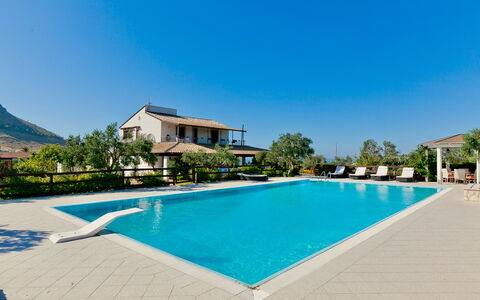 Villa Castellammare: L'Eau, Ciel, Plante, Piscine, Bâtiment, Bleu Azur, Bleu, Arbre, Rectangle, Herbe