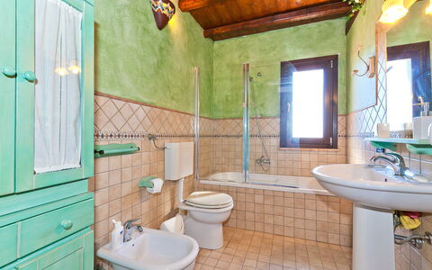Villa Castellammare: Évier, Robinet, Propriété, Luminaire Plomberie, Miroir, Vert, Lavabo, Bleu, Violet, Salle De Bains