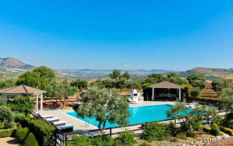 Villa Castellammare: Ciel, Plante, Bleu Azur, Arbre, Paysage Naturel, Montagne, L'Eau, Bâtiment, Lot Terre, Arecales