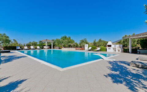Villa Castellammare: L'Eau, Ciel, Bâtiment, Piscine, Bleu Azur, Bleu, Mobilier De Jardin, Maison, Ombre, Arbre