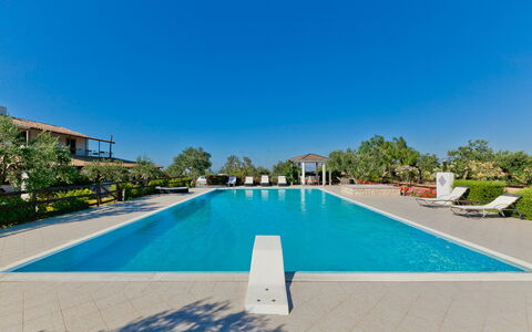 Villa Castellammare: L'Eau, Ciel, Plante, Piscine, Bleu Azur, Arbre, Rectangle, Architecture, Herbe, Loisir