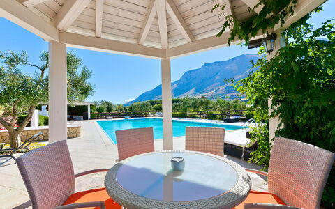 Villa Castellammare: Table, Meubles, Propriété, Ciel, L'Eau, Chaise, Bleu Azur, Ombre, Mobilier De Jardin, Piscine