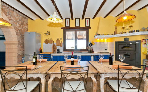Villa Castellammare: Table, Meubles, Cabinetry, Design Intérieur, Comptoir, Bois, Fenêtre, Chaise, Cuisine, Sol
