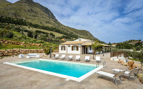 Villa Alcamo: Ciel, L'Eau, Nuage, Bâtiment, Plante, Piscine, Bleu Azur, Plan D'Eau, Arbre, Loisir