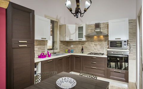 Villa Alcamo: Comptoir, Cabinetry, Propriété, Meubles, Évier, Robinet, Cuisine, Tiroir, Bois, Éclairage