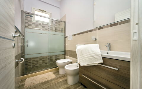 Villa Alcamo: Luminaire Plomberie, Salle De Bains, Toilette, Bâtiment, Robinet, Bois, Design Intérieur, Sol, Sol, Confort