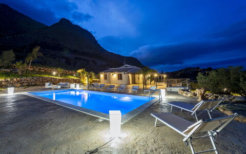 Villa Alcamo: L'Eau, Nuage, Ciel, Plante, Piscine, Bleu, Bleu Azur, Montagne, Éclairage, Table